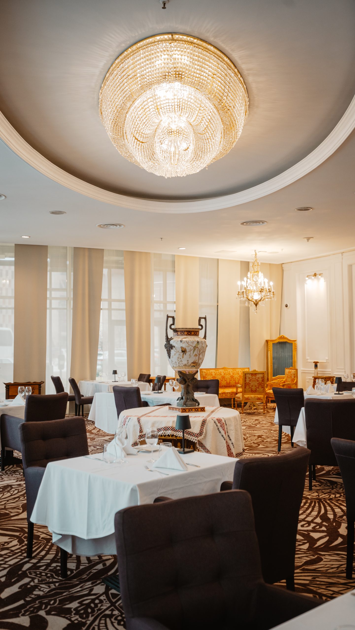 Balada dining room with embroidered tablecloths