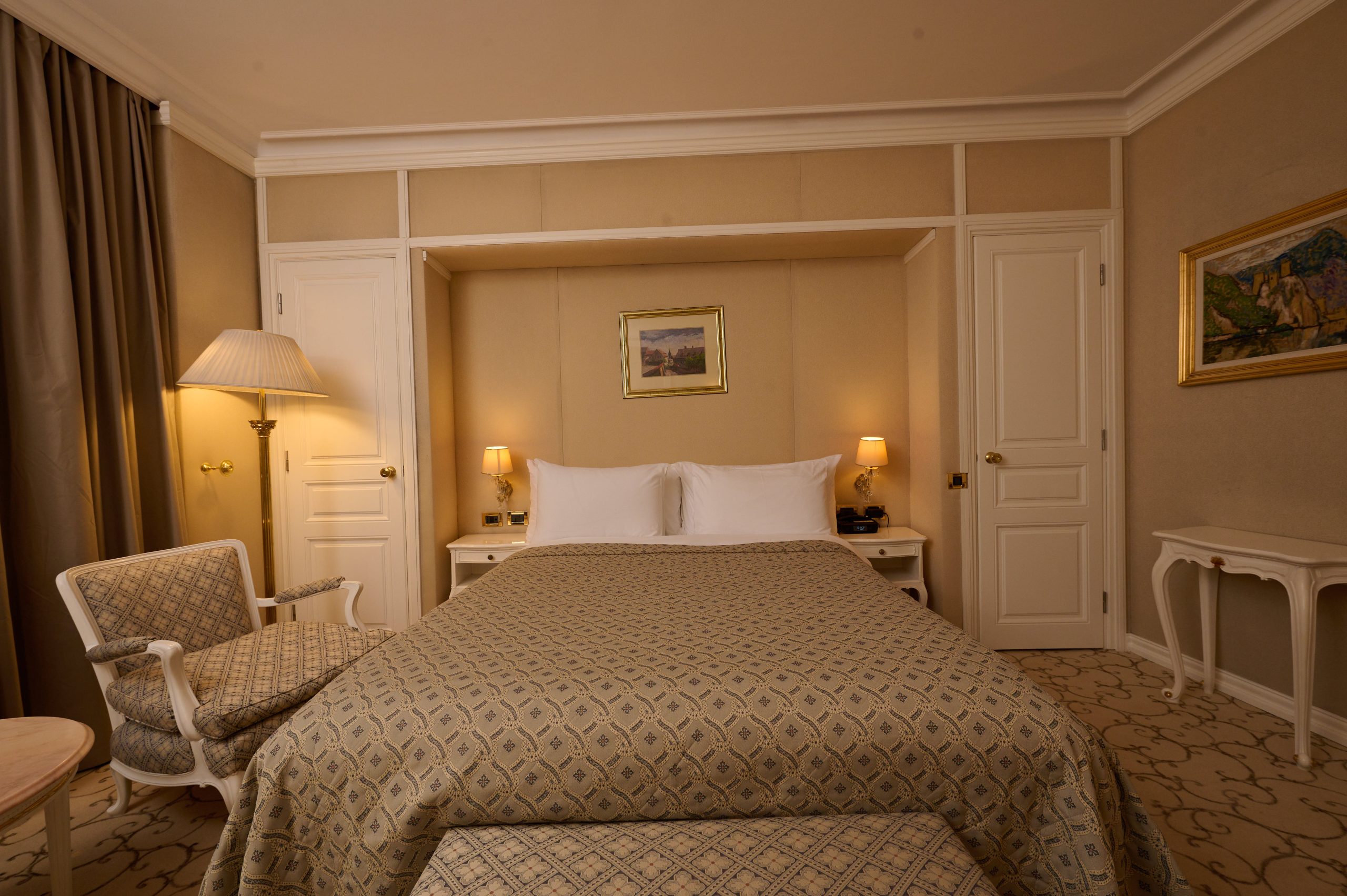 Deluxe room bed