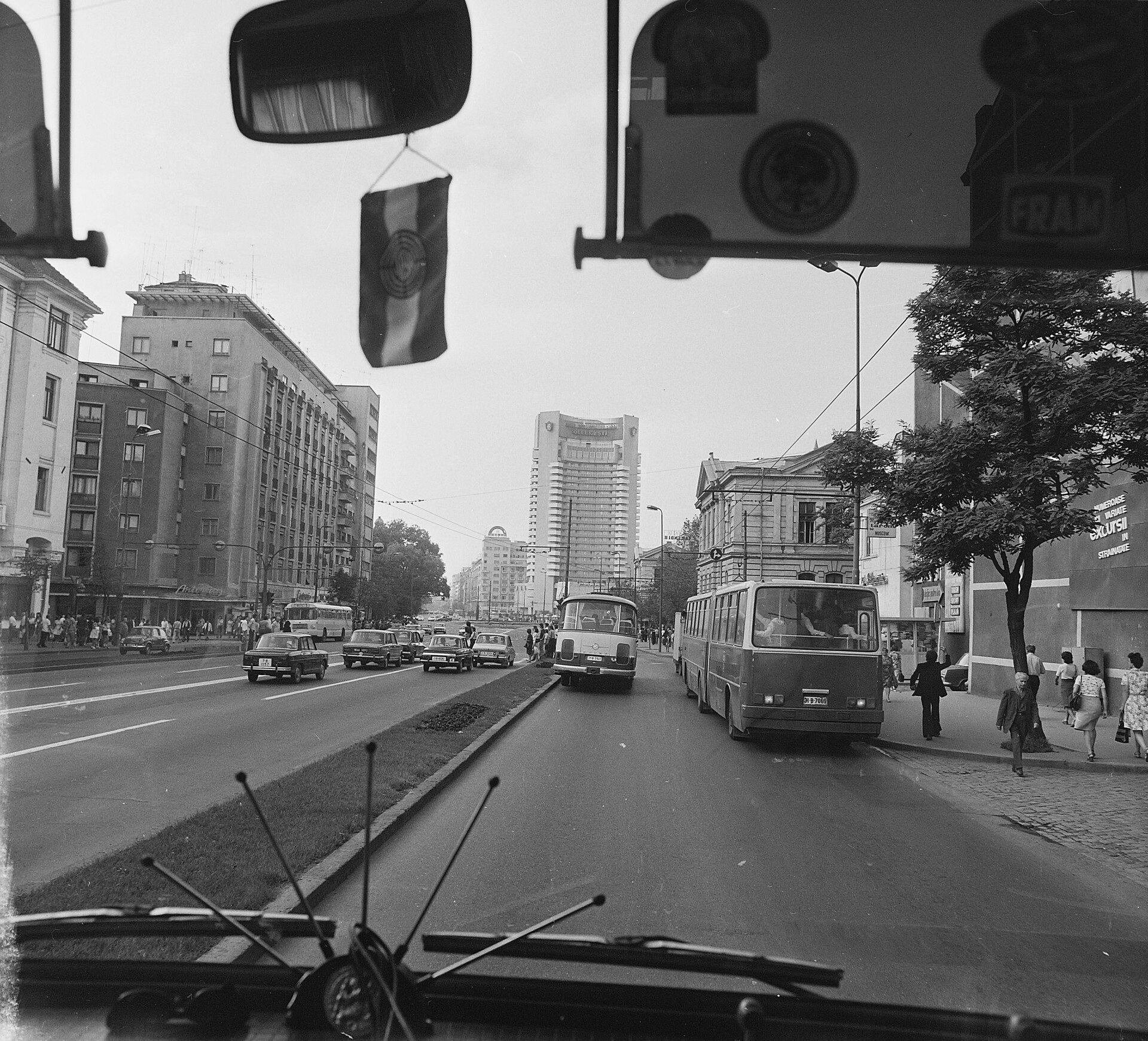 Bratianu Boulevard with the hotel tower in 1977